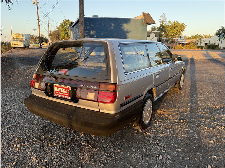 Used 1989 Toyota Camry Deluxe FWD image 5