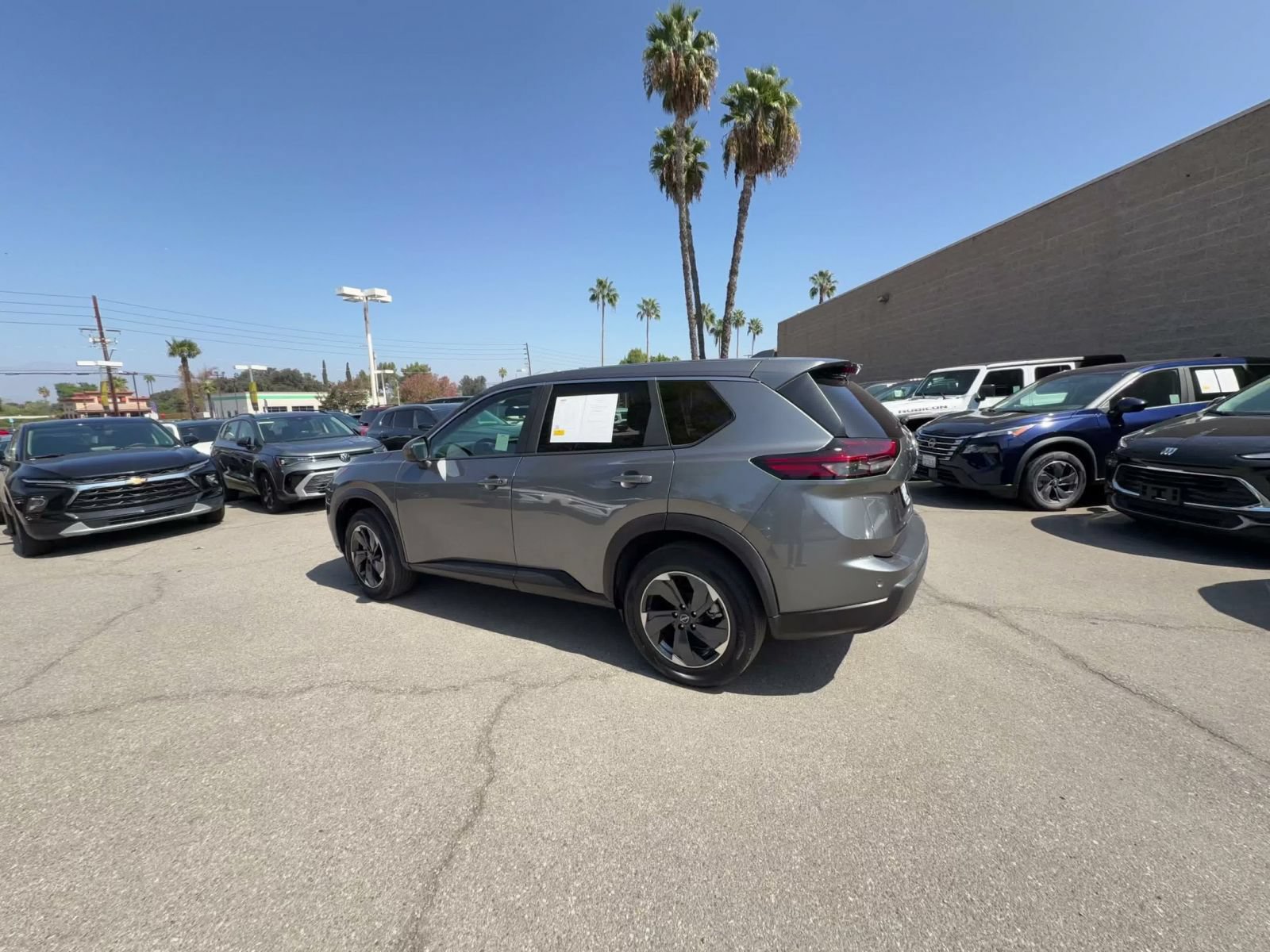 Used 2025 Nissan Rogue SV FWD image 9