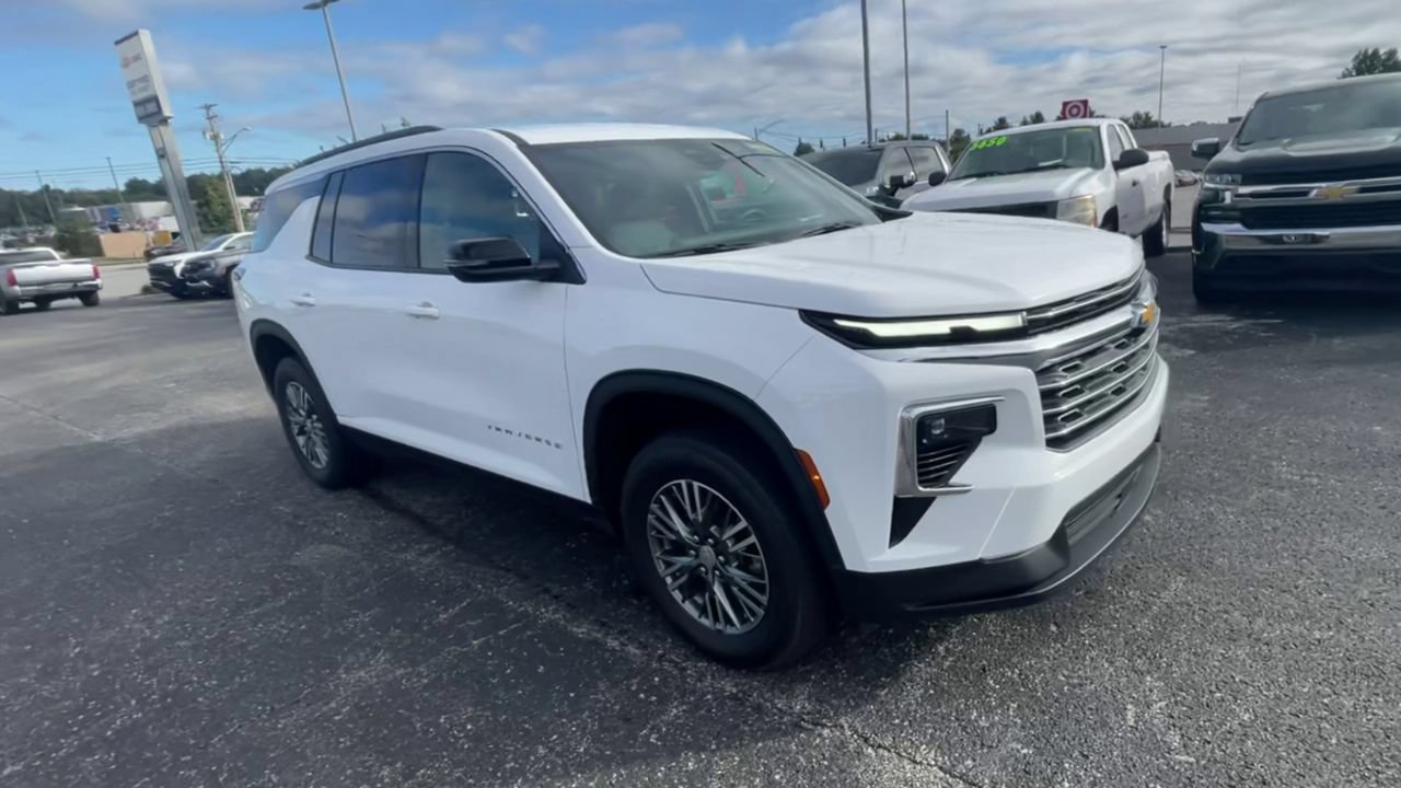 Used 2025 Chevrolet Traverse LT FWD image 3