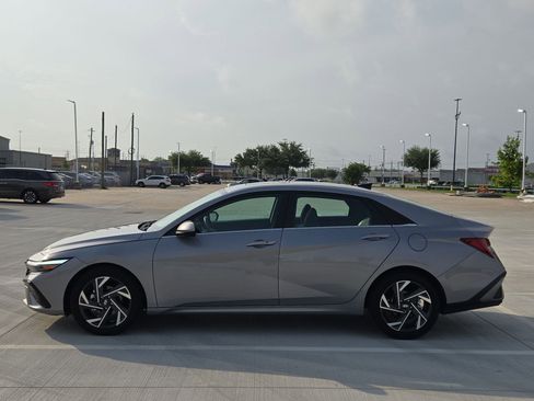 Used 2025 Hyundai Elantra SEL FWD image 7