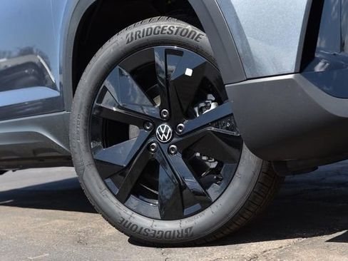New 2026 Volkswagen Taos SE image 3