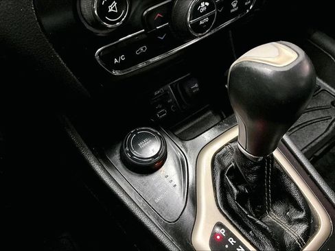 Used 2015 Jeep Cherokee Limited w/ Luxury Group image 15