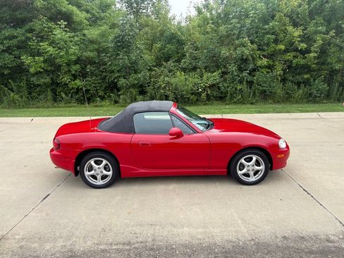 Used 2002 MAZDA MX-5 Miata RWD image 10