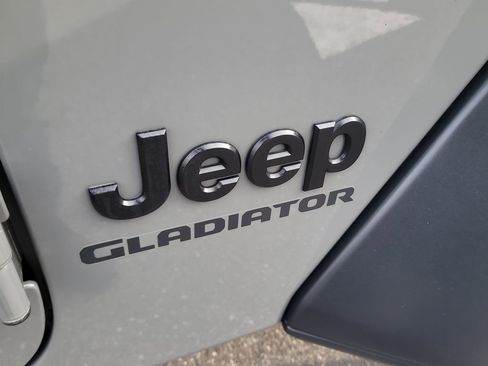 Used 2020 Jeep Gladiator Sport image 6