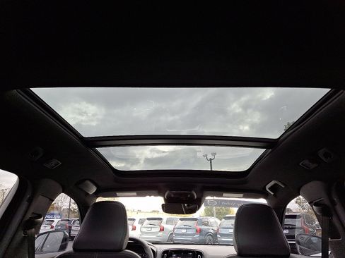 Used 2022 Volvo XC40 T5 R-Design w/ Advanced Package image 14