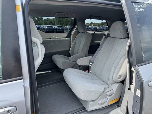 Used 2011 Toyota Sienna LE w/ Towing Pkg FWD image 19