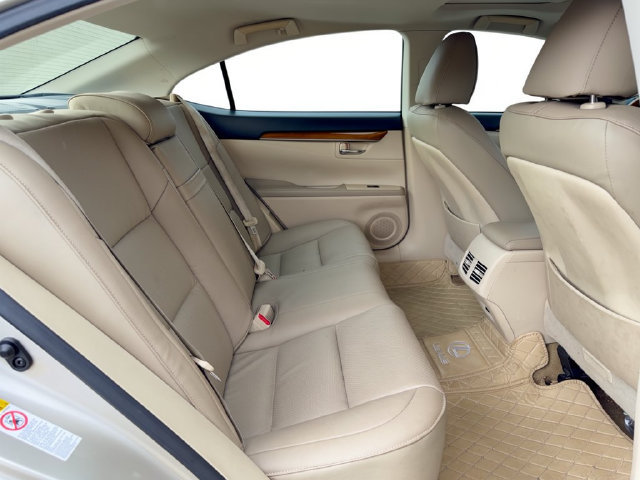 Used 2015 Lexus ES 300h w/ Navigation System Package FWD image 31