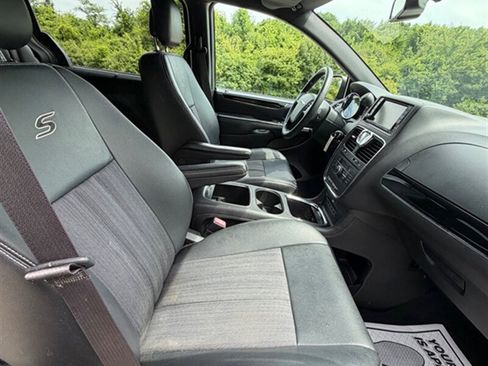 Used 2016 Chrysler Town & Country S FWD image 18