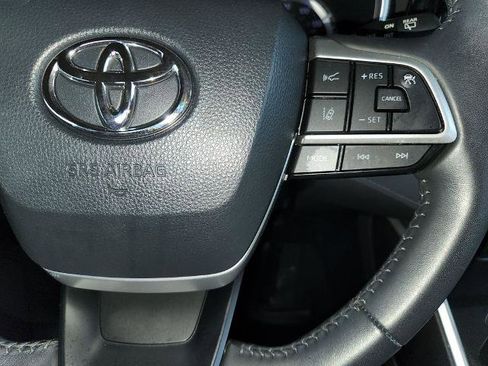 Used 2024 Toyota Highlander XLE FWD image 26