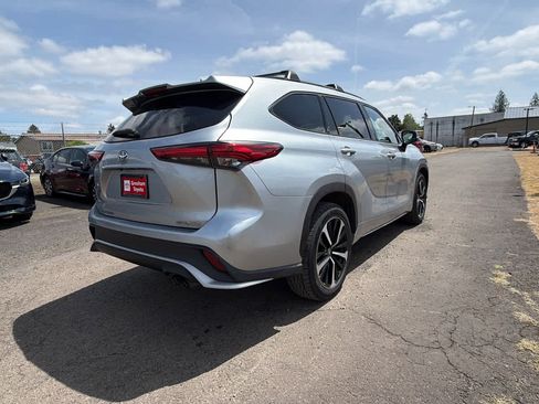 Used 2021 Toyota Highlander XSE AWD/4WD image 4