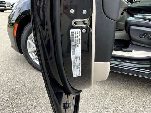 Used 2023 Chrysler Pacifica Touring-L FWD image 21