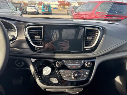 New 2026 Chrysler Pacifica Select image 22