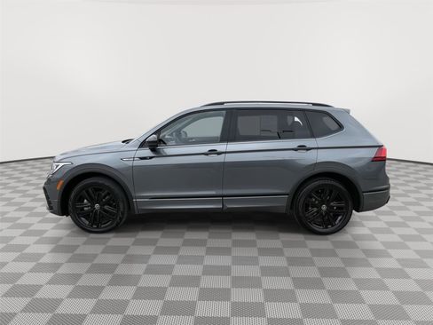 Used 2022 Volkswagen Tiguan SE R-Line image 2