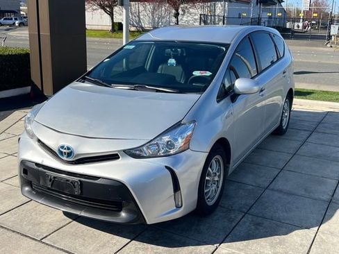 Used 2017 Toyota Prius V Three image 3
