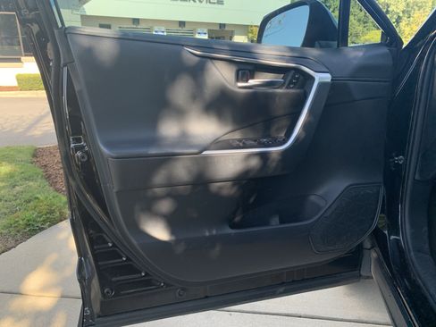 Used 2020 Toyota RAV4 Limited image 14