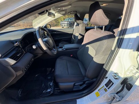 Used 2025 Toyota Camry LE image 31