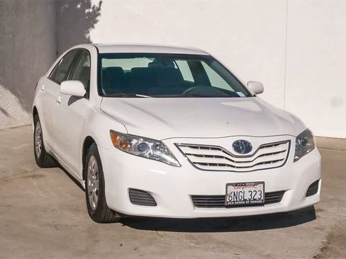Used 2011 Toyota Camry LE image 3