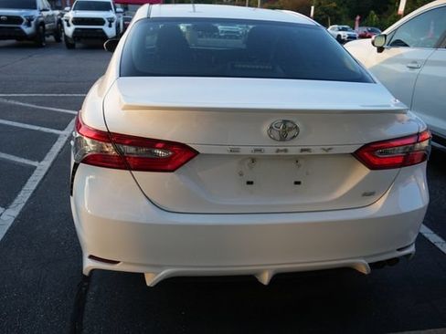Used 2018 Toyota Camry SE w/ Moonroof Package FWD image 9