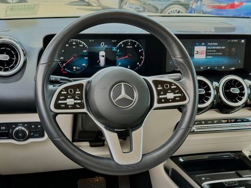 Used 2022 Mercedes-Benz GLB 250 w/ Premium Package Lite image 38