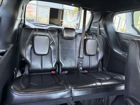 Used 2023 Chrysler Pacifica Touring-L w/ Uconnect Theater Family Group FWD image 19