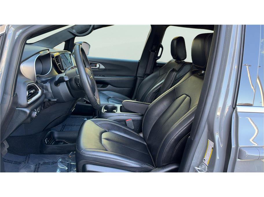 Used 2025 Chrysler Pacifica Select FWD image 17