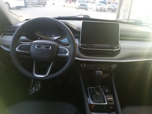 Used 2024 Jeep Compass Limited image 4