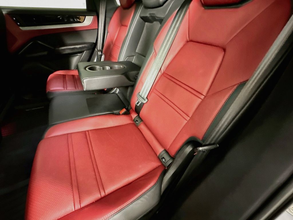 Used 2024 Porsche Cayenne AWD/4WD image 4