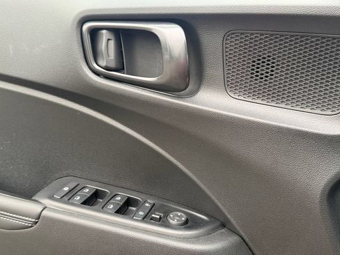 Used 2022 Hyundai Venue Limited FWD image 20