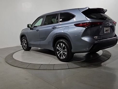 Used 2023 Toyota Highlander XLE FWD image 3