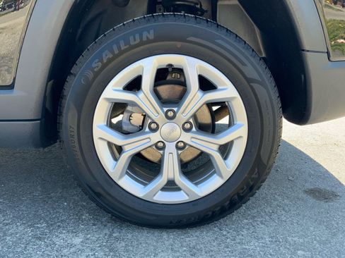 Used 2024 Jeep Compass Latitude AWD/4WD image 29