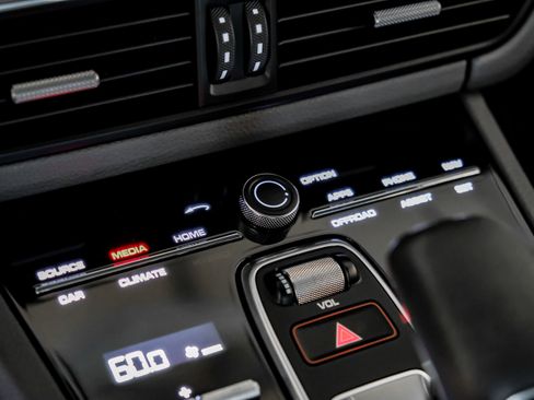 Used 2021 Porsche Cayenne w/ Premium Package image 35