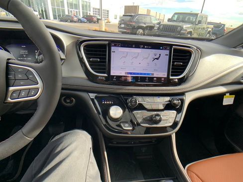 New 2026 Chrysler Pacifica Pinnacle image 18