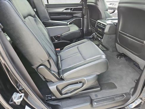 Used 2025 Jeep Wagoneer L Series II AWD/4WD image 19