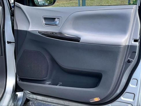 Used 2019 Toyota Sienna XLE image 26