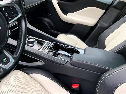 Used 2017 Jaguar F-PACE R-Sport image 16