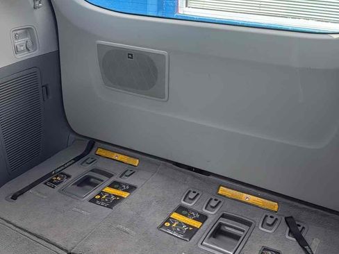 Used 2011 Toyota Sienna Limited w/ Premium Pkg image 21