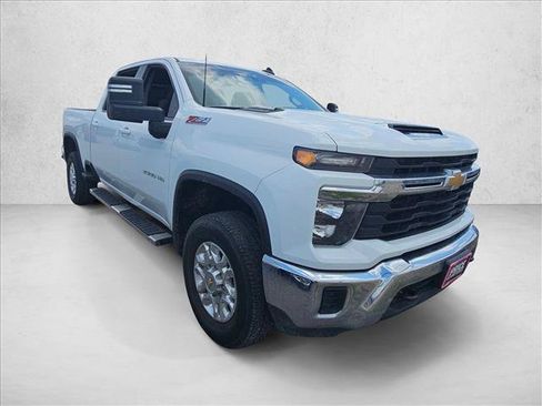 Used 2024 Chevrolet Silverado 2500 LT AWD/4WD image 2