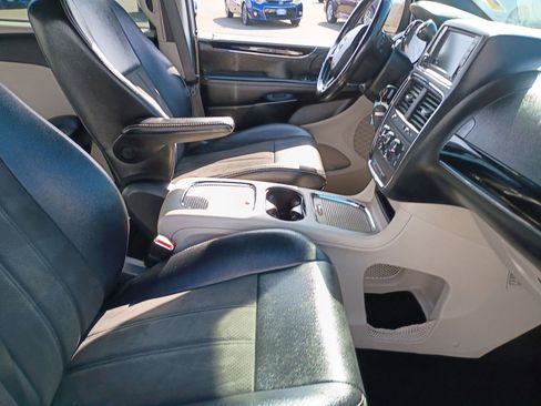 Used 2019 Dodge Grand Caravan SXT image 9
