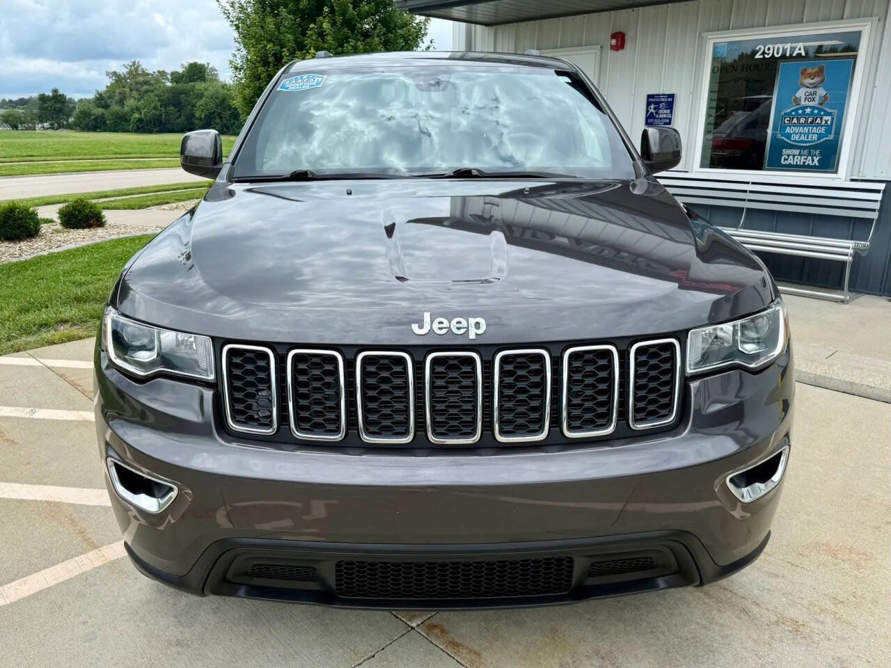 Used 2019 Jeep Grand Cherokee Laredo w/ Laredo X Package AWD/4WD image 3