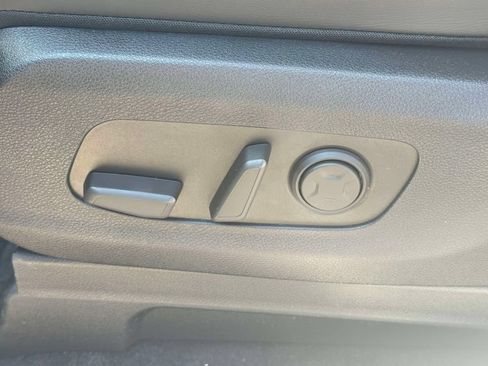 Used 2025 Kia Carnival EX FWD image 17