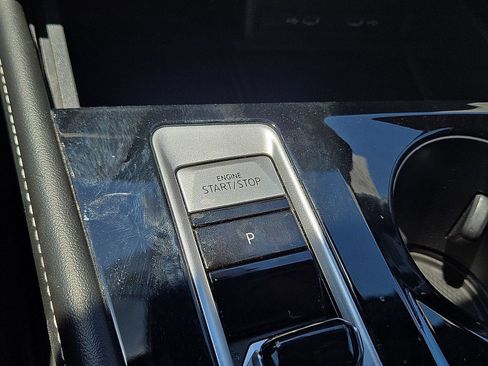 Used 2024 Volkswagen Atlas Cross Sport SE FWD image 31