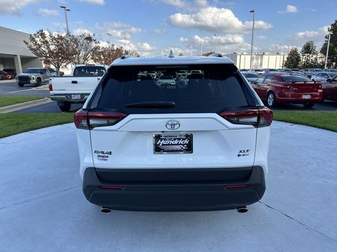 Used 2025 Toyota RAV4 XLE image 9