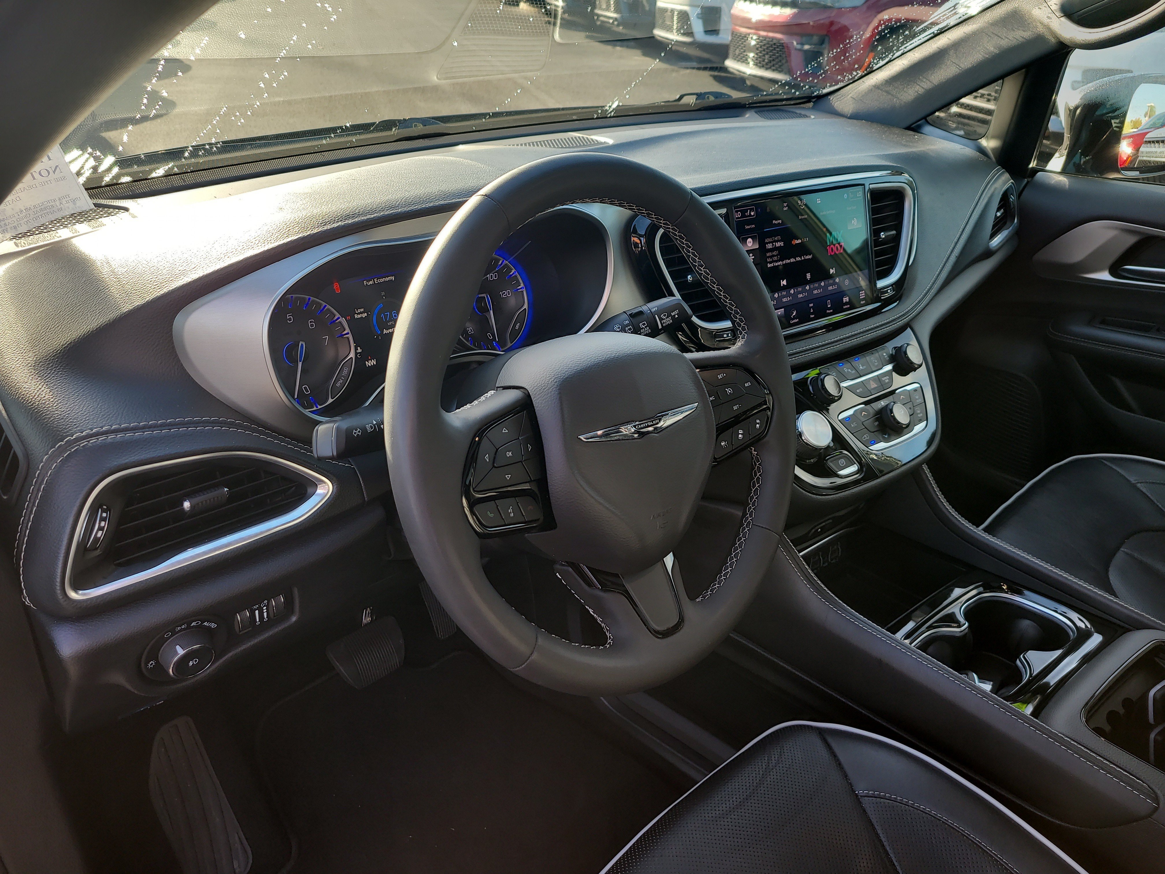 Used 2024 Chrysler Pacifica Limited w/ Uconnect Theater Family Group FWD image 19