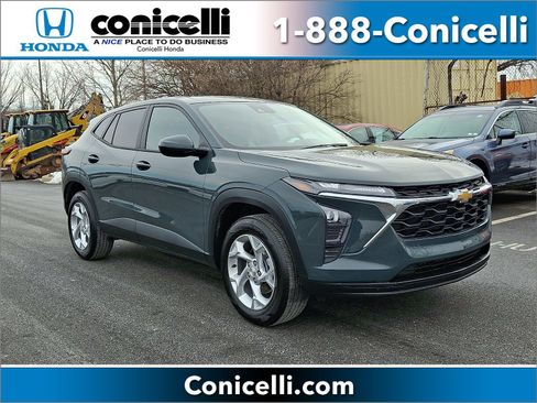 Used 2025 Chevrolet Trax LS w/ LS Convenience Package image 1