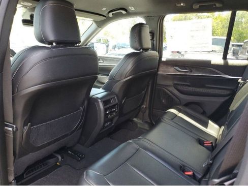 Used 2025 Jeep Grand Cherokee Limited w/ Black Appearance Package image 10