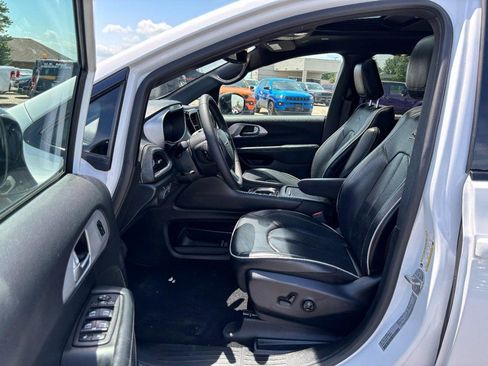 Used 2025 Chrysler Pacifica Limited FWD image 8