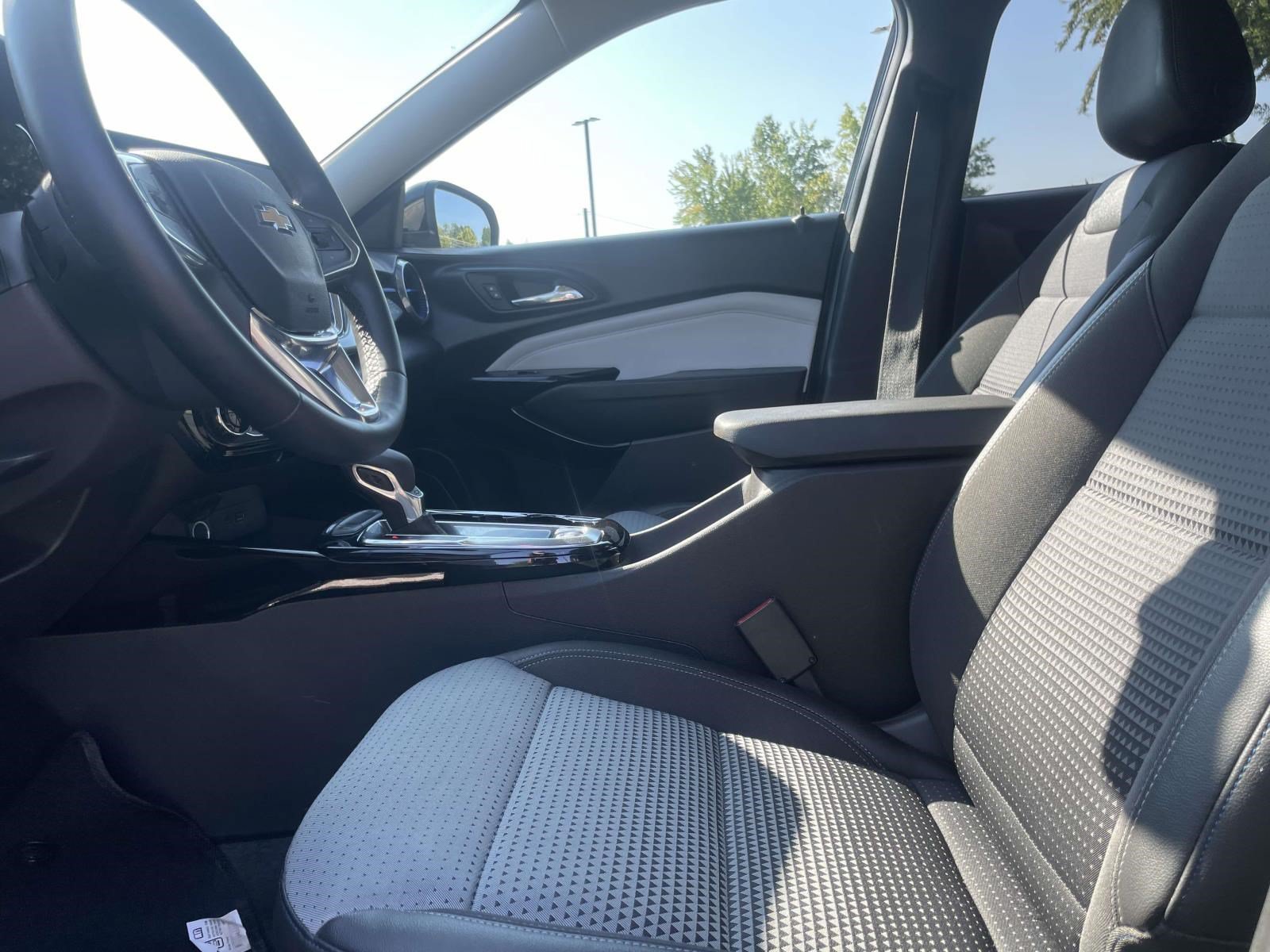 Used 2025 Chevrolet Trax LT w/ LT Convenience Package FWD image 14