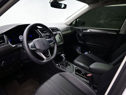 Used 2024 Volkswagen Tiguan SE w/ Panoramic Sunroof Package image 5