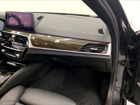 Used 2021 BMW 530e w/ Premium Package image 27