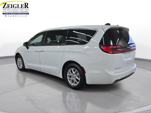Certified 2023 Chrysler Pacifica Touring-L FWD image 7